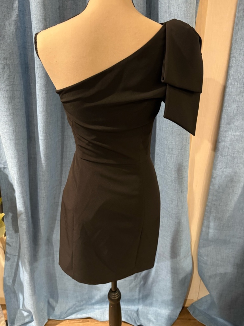 Gianni Bini One-Shoulder Black Cocktail Dress with Draped Bow - Picture 2 of 6